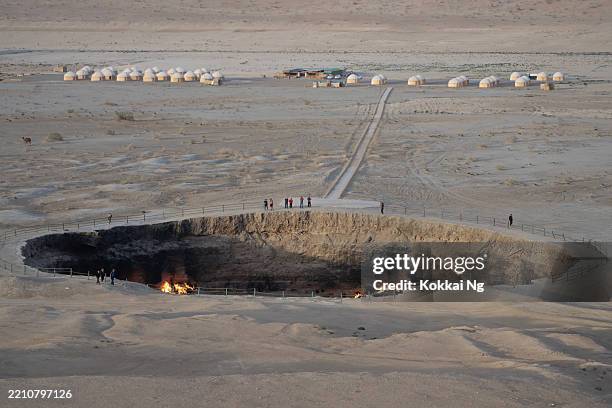 darvaza gaskrater, turkmenistan - meteorkrater stock-fotos und bilder