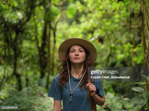 retrato de mujer en la selva tropical - protección-de-fauna-salvaje fotografías e imágenes de stock