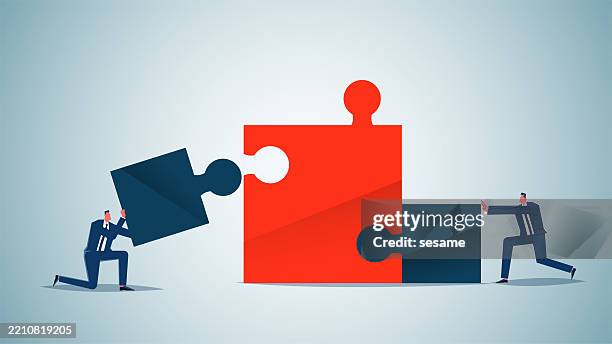 fusionen oder übernahmen, kooperationen oder partnerschaften, große konzerne, die mit kleinen unternehmen fusionieren, geschäftsleute, die kleine teile des puzzles in größere verwandeln - unternehmenskultur stock-grafiken, -clipart, -cartoons und -symbole