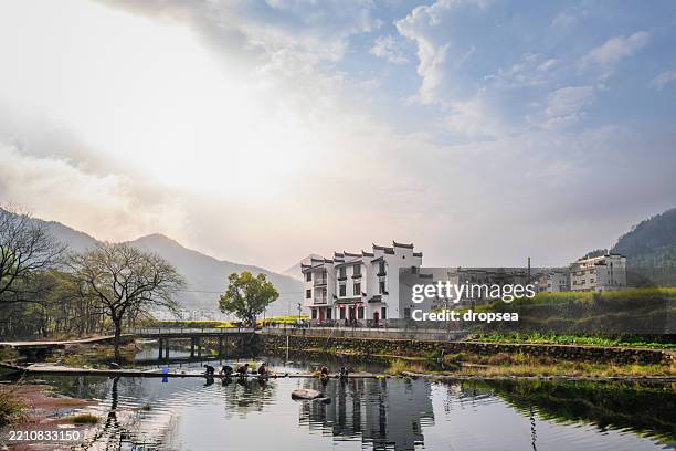 peaceful rural village in china at sunrise - jiangxi province stockfoto's en -beelden