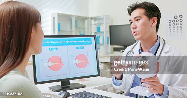 spiegazione della correzione della messa a fuoco retinica - miopia foto e immagini stock