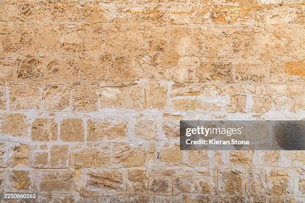 textured stone wall - stenen muur stockfoto's en -beelden