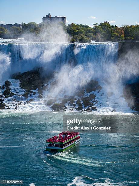 tourist cruise at niagara falls - niagara falls stock pictures, royalty-free photos & images