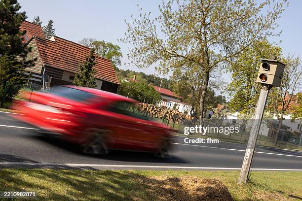 speed control camera with fast red car - geschwindigkeitsüberwachungskamera stock-fotos und bilder