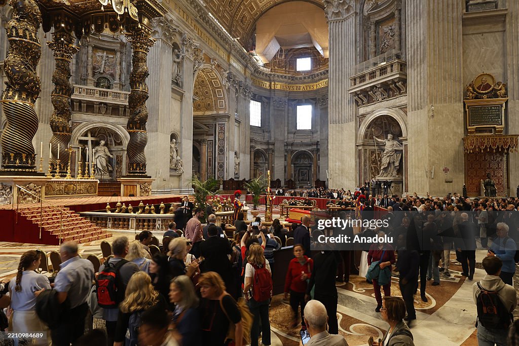 The body of Pope Francis transferred in St. Peter's Basilica to be honored by the faithful