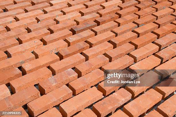 arranging brick wall - tijolo-material-de-construção - fotografias e filmes do acervo