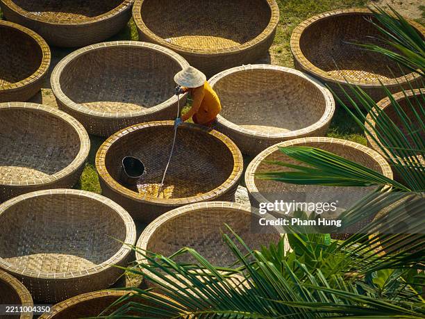 making basket boats in phu yen - vietnam stockfoto's en -beelden