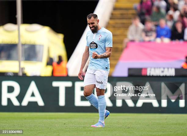 Borja Iglesias of Celta Vigo celebrates scoring his team's second goal during the La Liga match between FC Barcelona and RC Celta de Vigo at Estadi...
