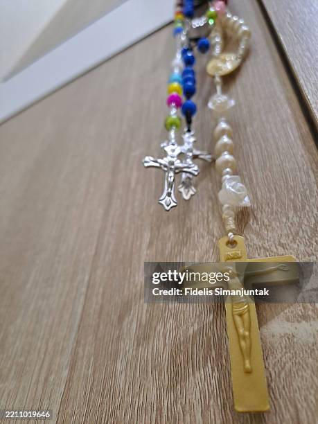 religious rosaries and crosses - pearl necklace hanging stock pictures, royalty-free photos & images
