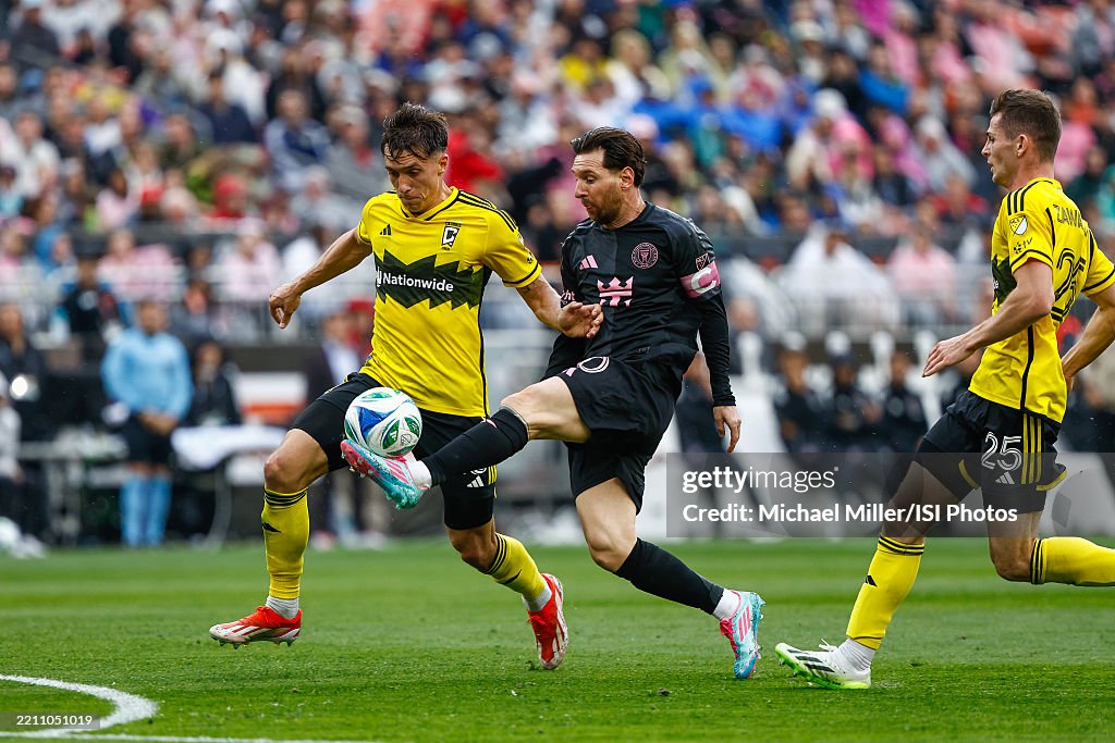 Lionel Messi and Santiago Rodríguez Clash: Heated Exchange and Insults in Inter Miami vs. Columbus Crew Lionel Messi and Santiago Rodríguez Clash: Heated Exchange and Insults in Inter Miami vs. Columbus Crew
