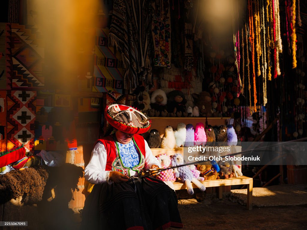 Indigene Frau aus dem Heiligen Tal webt Kunsthandwerk