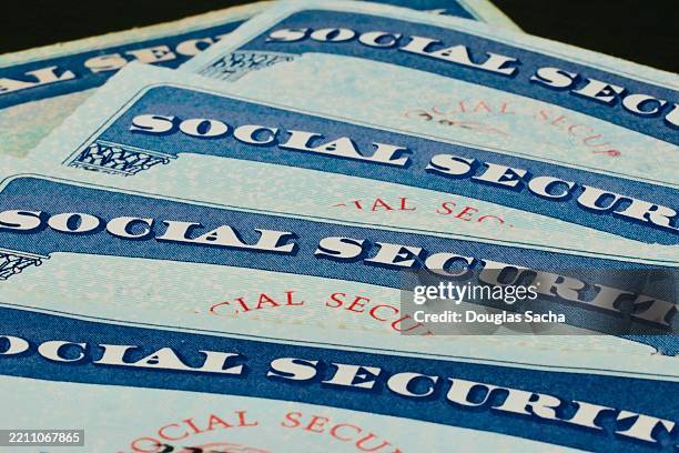 social security cards - social security kaart stockfoto's en -beelden