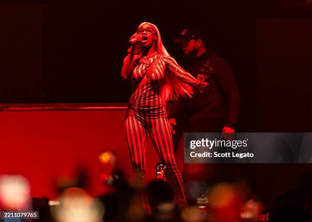 S Red Rapper 153 Photos & High Res Pictures - Getty Images