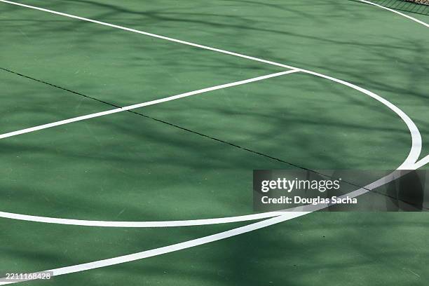 outdoor playground court surface with white lines for basketball - amerikanischer universitäts basketball stock-fotos und bilder