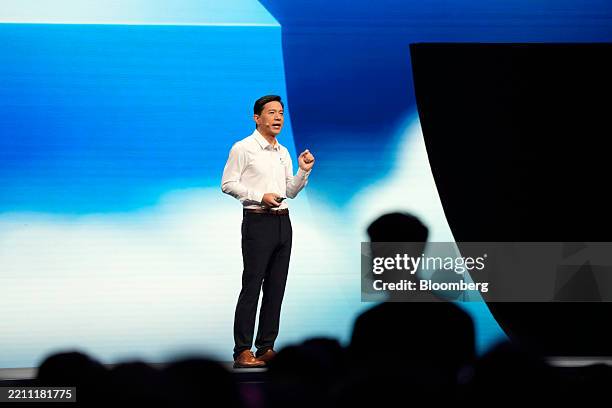 Robin Li Signare 898 Baidu Robin Li Stock Photos, High-Res Pictures, and Images - Getty ...