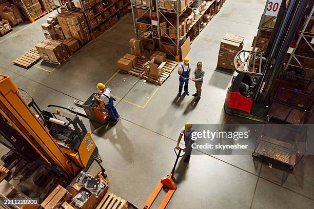 vista superior de la jornada laboral en la cadena de suministro. - proveedores fotografías e imágenes de stock