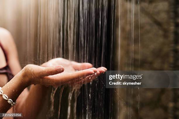 abbattendo l'acqua fresca sulle mie mani! - doccia foto e immagini stock