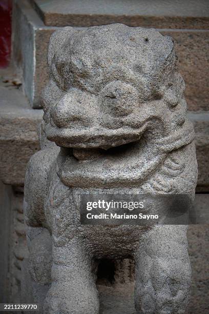 granite chinese lion statue - protect chinatown stock pictures, royalty-free photos & images