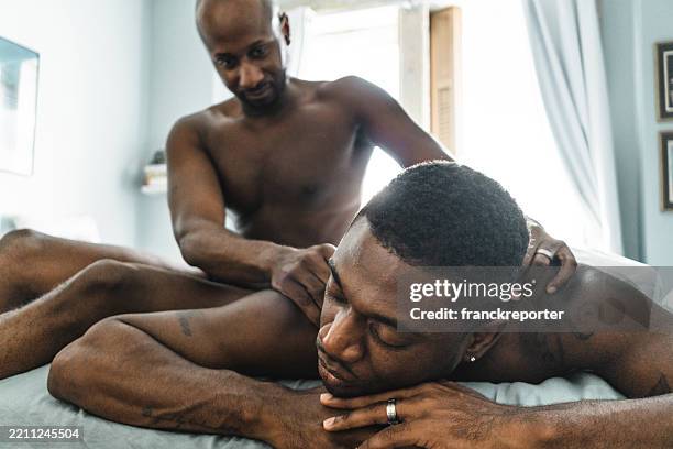 un couple homosexuel partage un message à la maison - black gay men kissing photos et images de collection