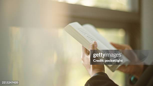 homme lisant un livre. - lit photos et images de collection