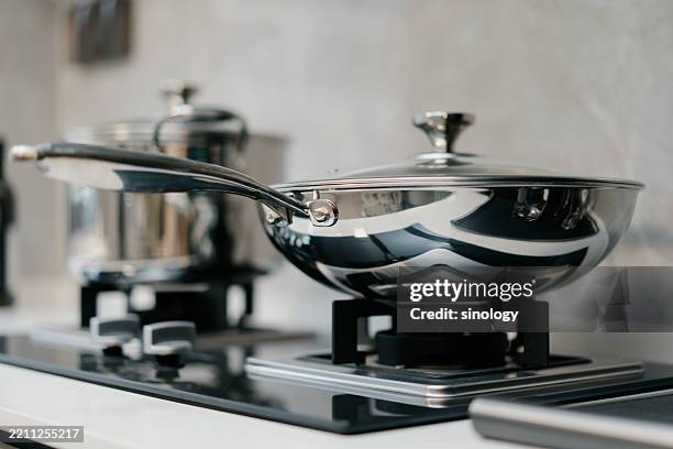 pot in the kitchen - pan keukengereedschap stockfoto's en -beelden