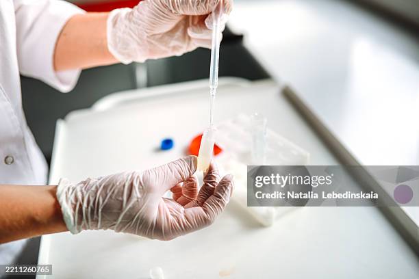 quality control check during sperm processing for ivf/icsi, close up - spende für wohltätige zwecke stock-fotos und bilder