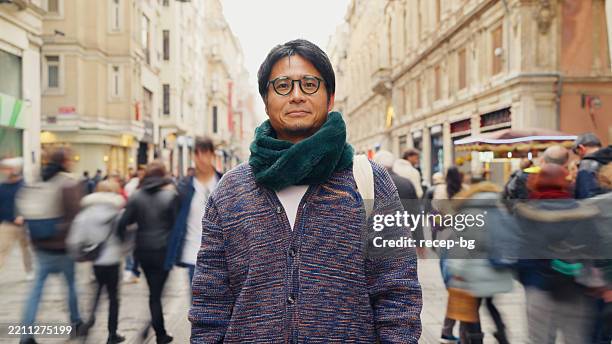 ritratto di uomo viaggiatore solitario scattato con la tecnica dell'otturatore lento per strada a istanbul - al centro foto e immagini stock