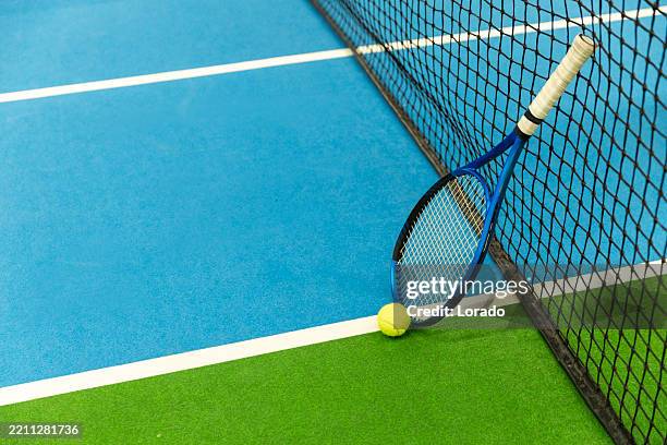 attrezzatura da tennis durante una sessione indoor - racchetta da tennis foto e immagini stock