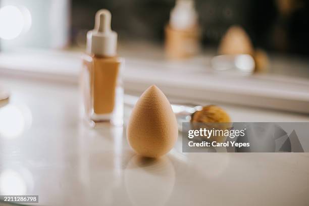 moisturizer cream and beauty blender in vanity table - industrie de la mode photos et images de collection