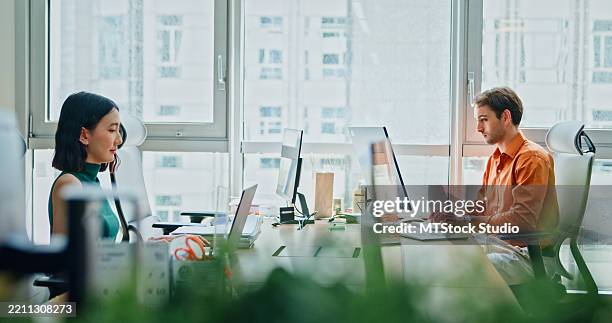 groupe de collègues divers en vêtements décontractés travaillant en équipe discussion réunion d’entreprise et utilisation de l’ordinateur assis au bureau dans un bureau moderne. commerce et finance durables. - open space photos et images de collection
