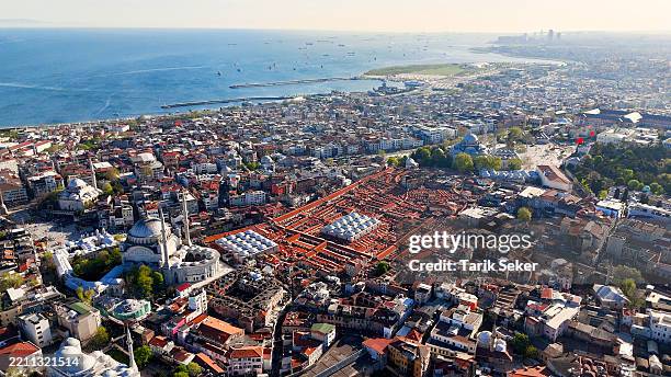 large panorama d’istanbul. marché du grand bazar, les mosquées emblématiques, le détroit turc. drone aerial se déplace à travers les toits de la ville jusqu’à fatih, eminönü, taksim, galata, bay et bridges. i̇stanbul, turquie - ankara photos et images de collection