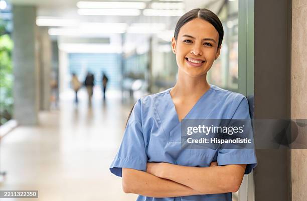 ritratto di un'infermiera felice che sorride all'ospedale - infermiere professionista foto e immagini stock