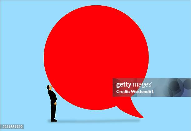illustrations, cliparts, dessins animés et icônes de businessman looking up at a large red speech bubble symbolizing communication and opinion - agression