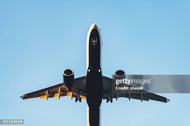 passenger jet prepares for landing - fuselage stock pictures, royalty-free photos & images