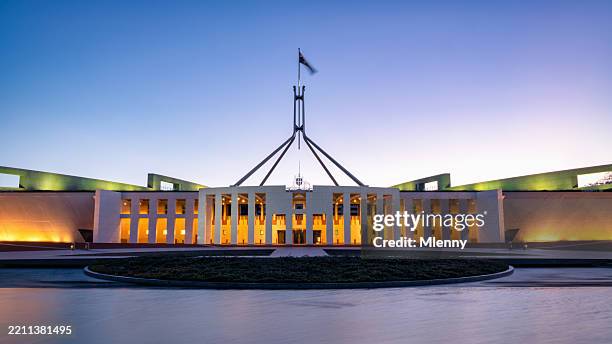 australisches parlamentsgebäude canberra bei nacht panorama australien - parlamentsgebäude regierungsgebäude stock-fotos und bilder