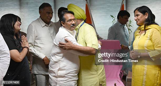 Harsh Sachdeva 44 Iqbal Malhotra Stock Photos, High-Res Pictures, and Images - Getty ...