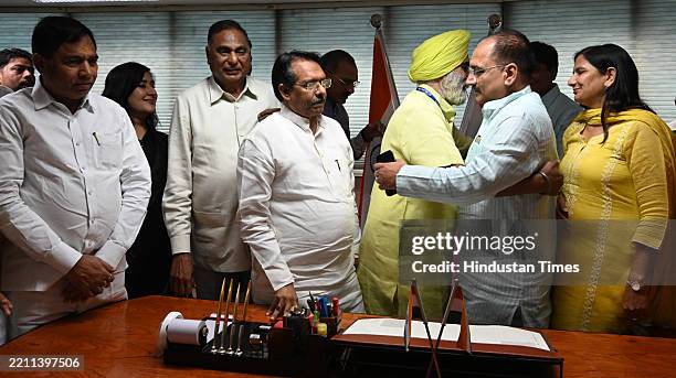 Harsh Sachdeva 44 Iqbal Malhotra Stock Photos, High-Res Pictures, and Images - Getty ...