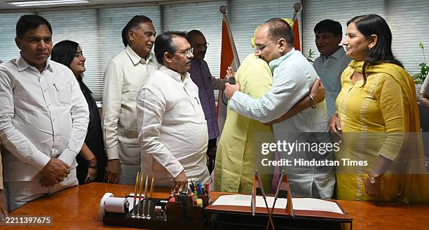 Harsh Sachdeva 44 Iqbal Malhotra Stock Photos, High-Res Pictures, and Images - Getty ...