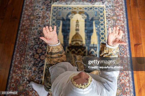 muslim woman praying - islamismo sunita imagens e fotografias de stock