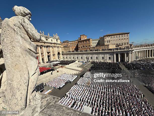 April 2025, Vatican, Vatikanstadt: Clergy, faithful and guests of state attend Pope Francis' funeral mass in St. Peter's Square at the Vatican....