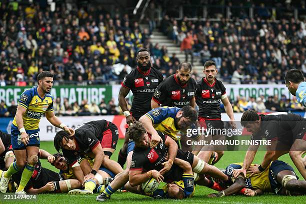 Lyon's Georgian full back Davit Niniashvili scores a try during the French Top14 rugby union match between ASM Clermont Auvergne and LOU Rugby at the...