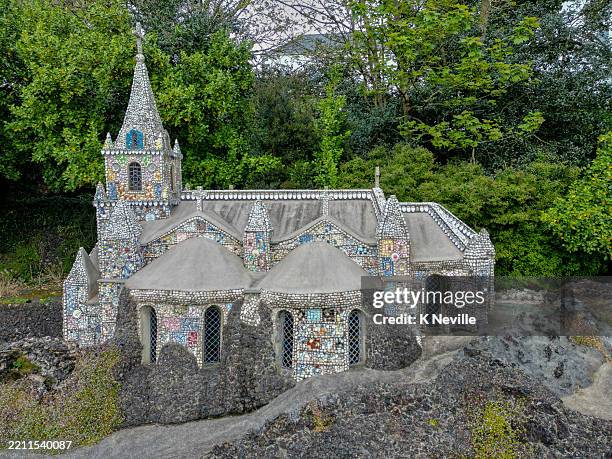 vue par drone de la petite chapelle de l’île de guernesey - chapelle photos et images de collection