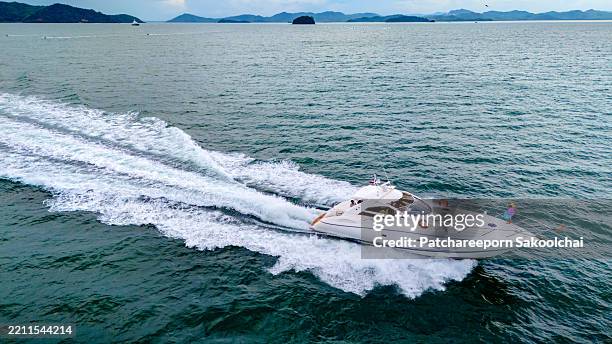 route of sailing - luxe jacht stockfoto's en -beelden