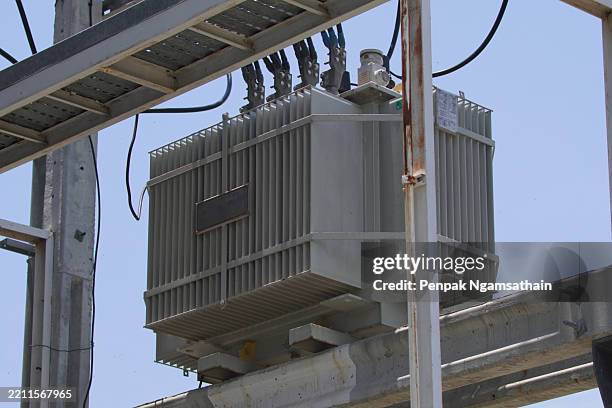 electrical transformer - hoogspanningstransformator stockfoto's en -beelden
