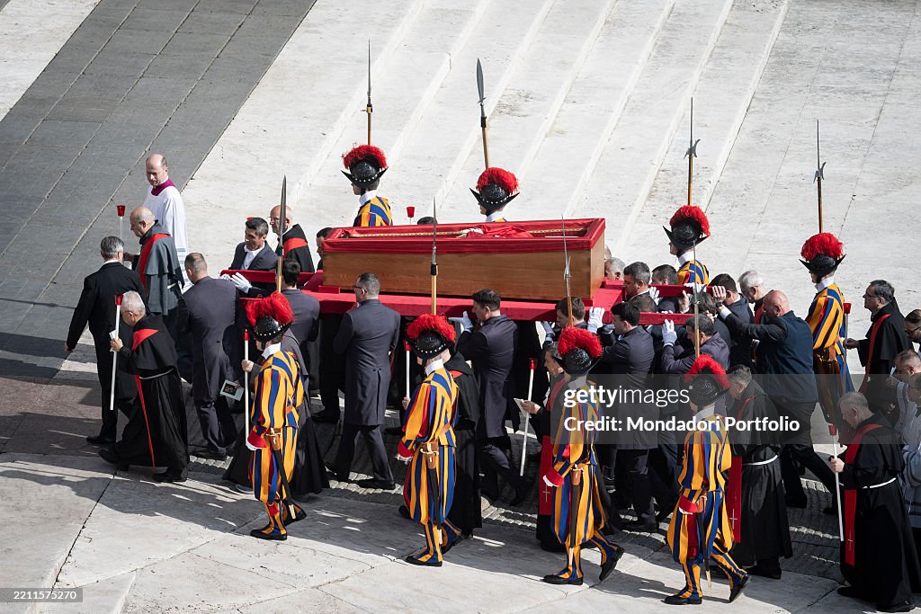 The Coffin of Pope Francis Is Moved to the Basilica of Saint Peter