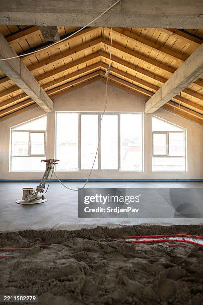 betonoberfläche, die mit einem elektrowerkzeug in einem offenen innenraum eingeebnet wird - zementboden stock-fotos und bilder