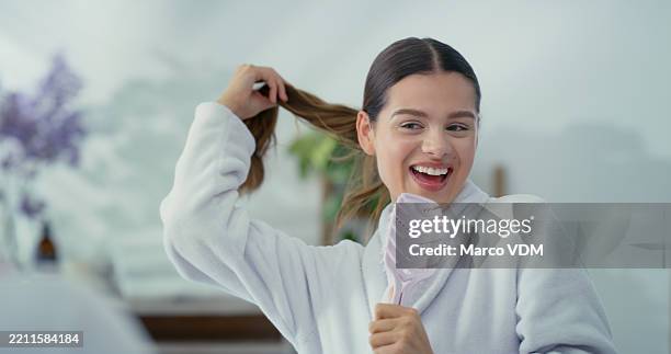 mujer feliz, espejo o bailando con cepillo para el cuidado del cabello, tratamiento o aseo en el baño de casa. persona femenina, alegre o alegre con sonrisa o cantando para el peinado, el volumen o la higiene en casa - cepillo para el cabello fotografías e imágenes de stock