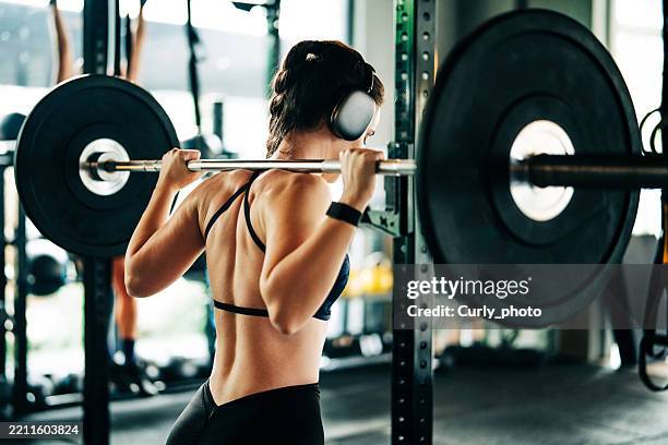 woman training with weight in cross training gym. - ejercicio anaeróbico fotografías e imágenes de stock