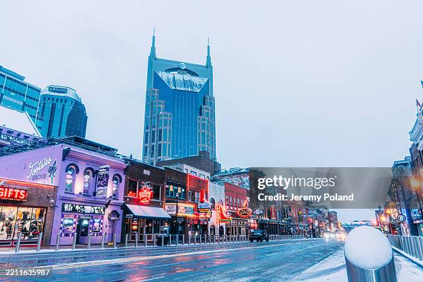 bares y honky-tonks en broadway en una mañana fría y nevada en nashville, tennessee - nashville fotografías e imágenes de stock
