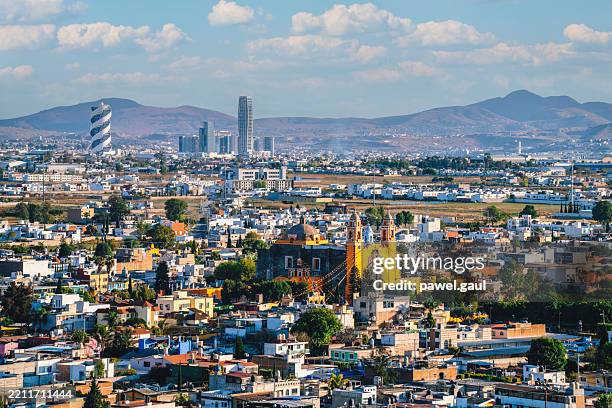 una vista panorámica de puebla desde cholula, méxico - puebla fotografías e imágenes de stock